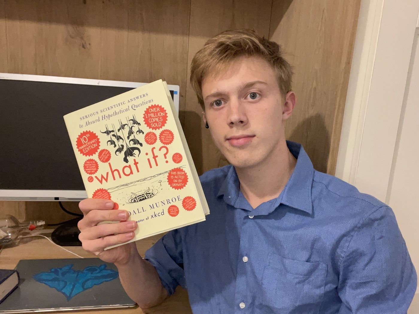 Luis mit What If? von Randall Munroe