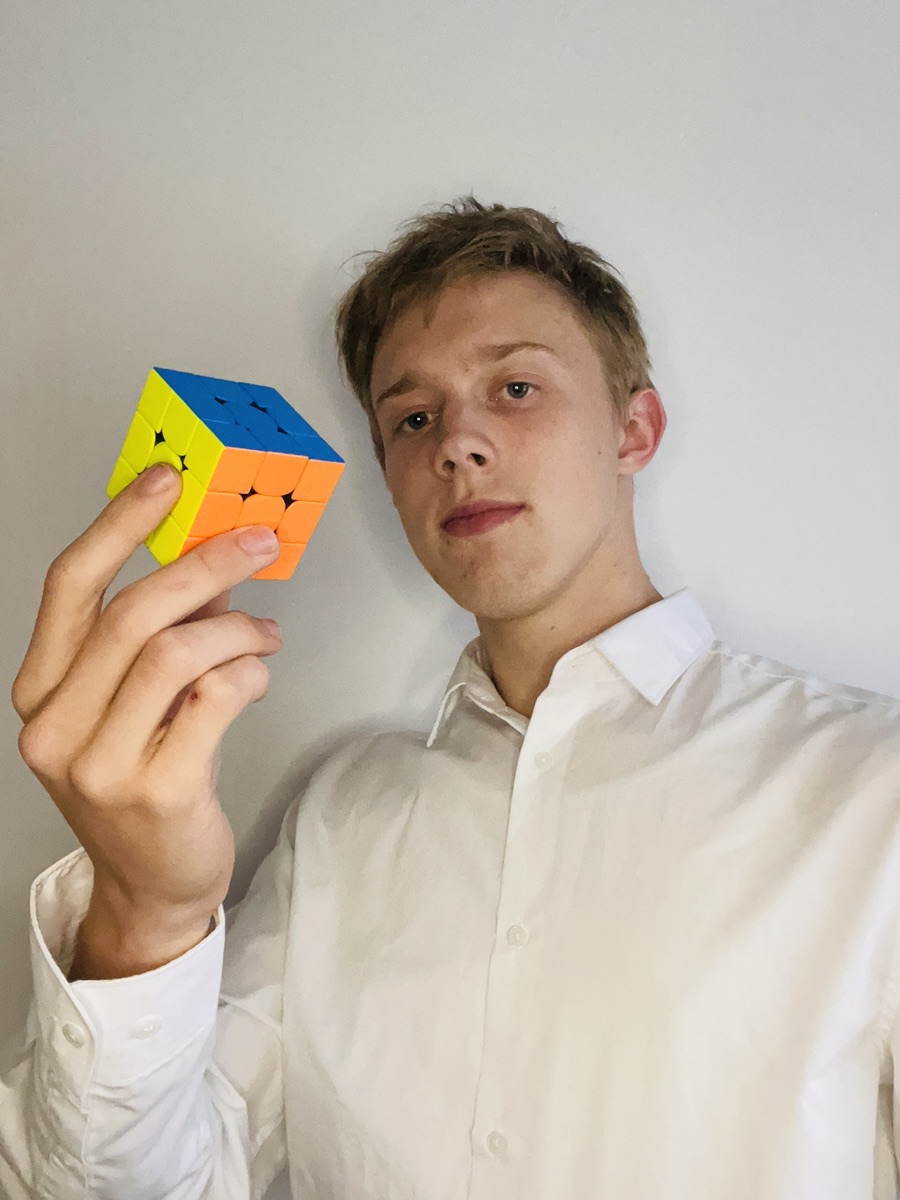 Luis mit Zauberwürfel