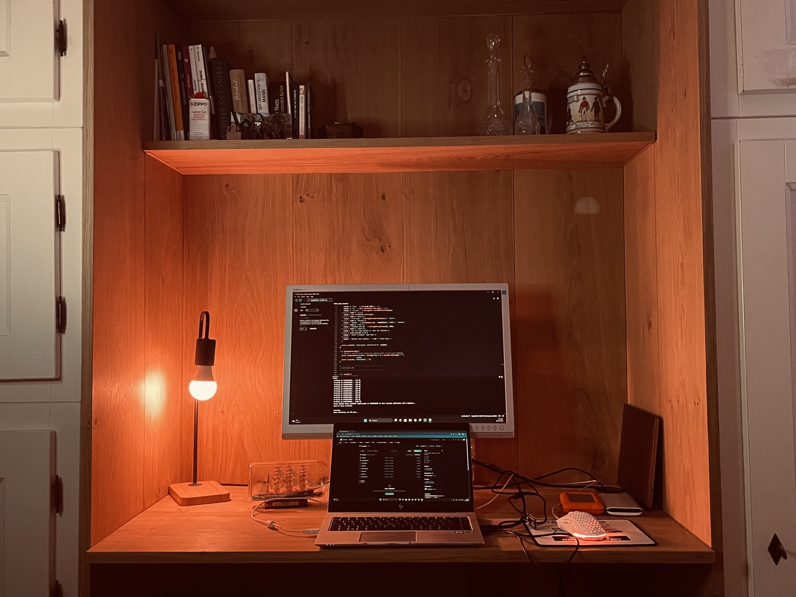 Schreibtisch mit Lampe an