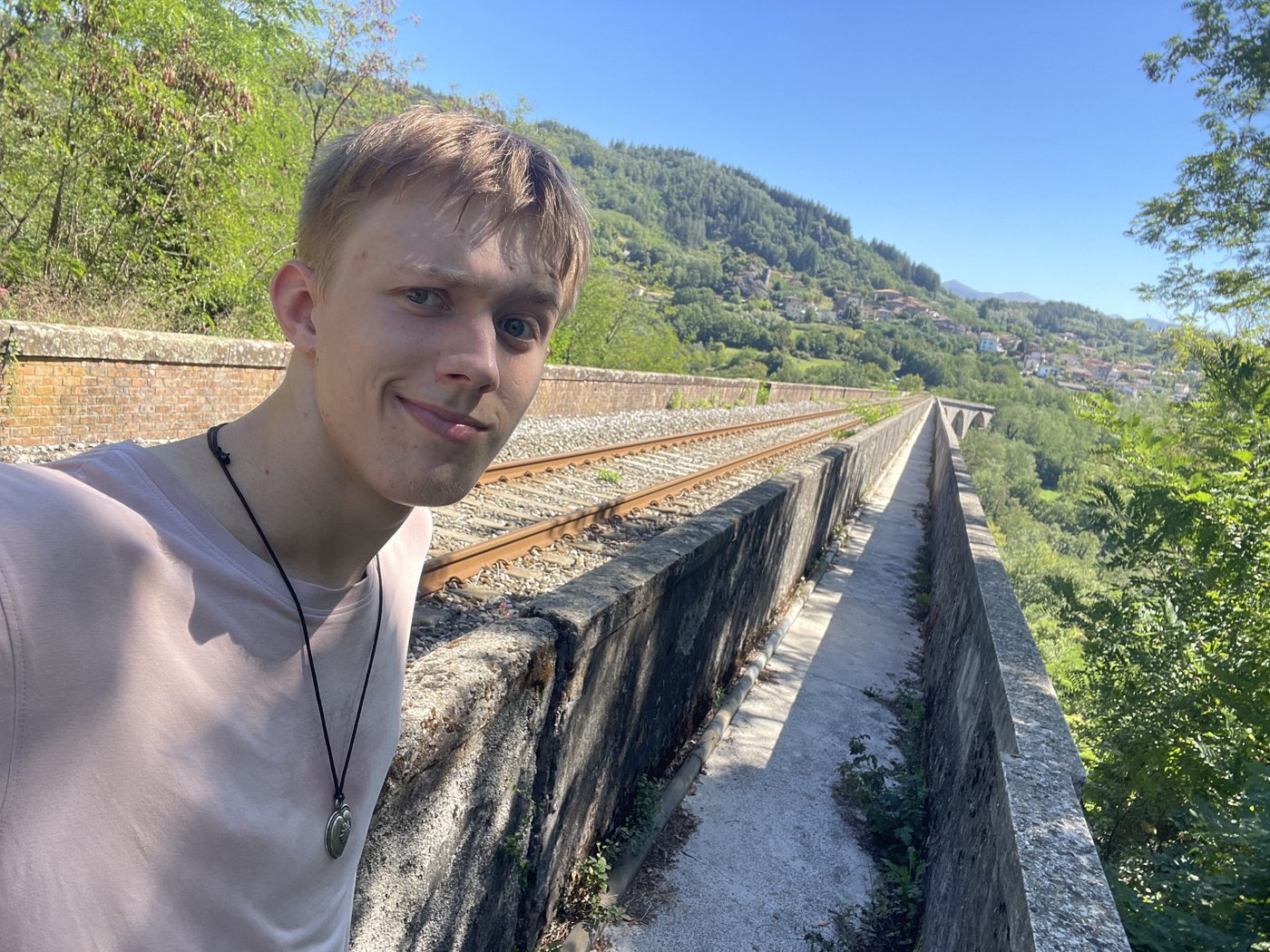 Luis auf einer Bahnbrücke vor Bergen
